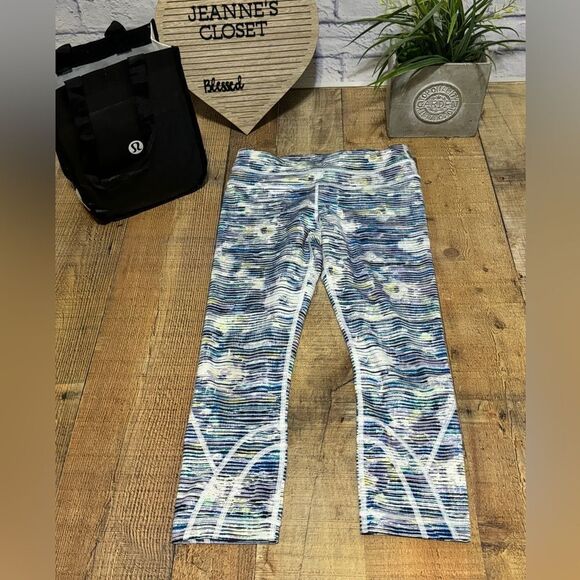 Lululemon Wunder Under Blurry Belle blue abstract print cropped leggings size 6 - Picture 1 of 13